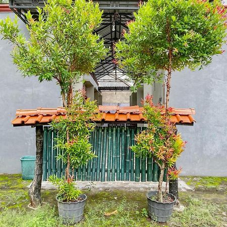 Hotel Griya Asri Syariah Mitra Reddoorz Rogojampi Esterno foto