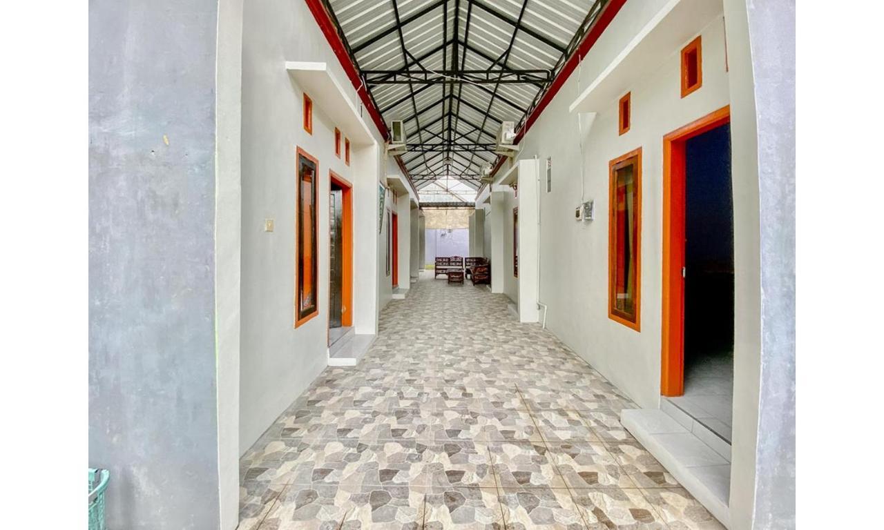 Hotel Griya Asri Syariah Mitra Reddoorz Rogojampi Esterno foto