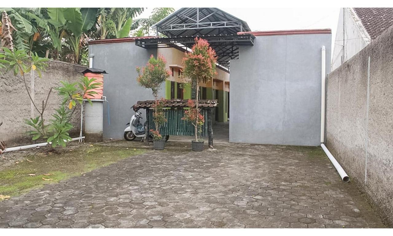 Hotel Griya Asri Syariah Mitra Reddoorz Rogojampi Esterno foto