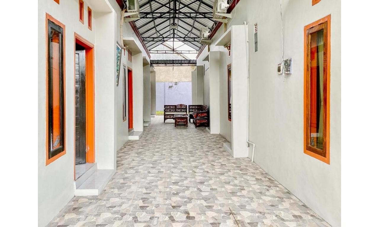 Hotel Griya Asri Syariah Mitra Reddoorz Rogojampi Esterno foto