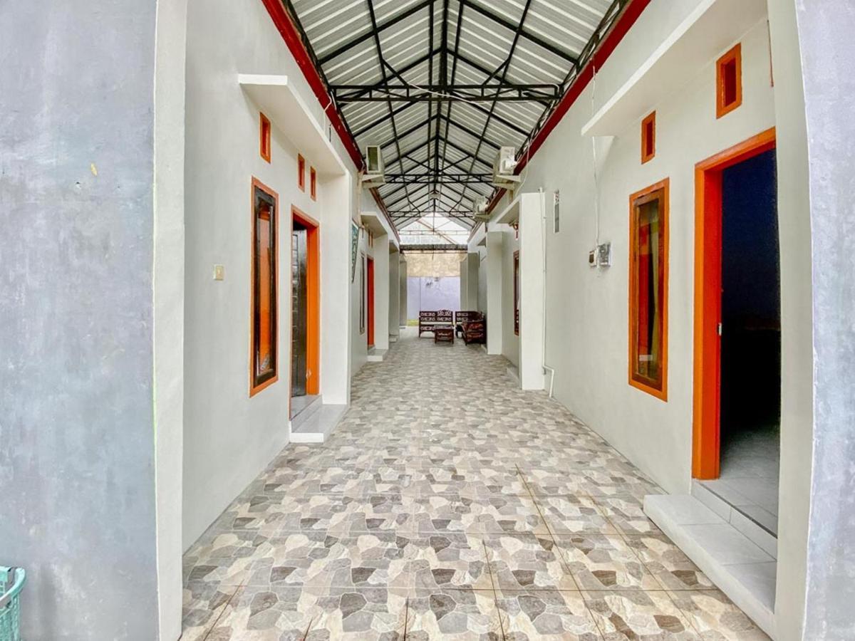 Hotel Griya Asri Syariah Mitra Reddoorz Rogojampi Esterno foto